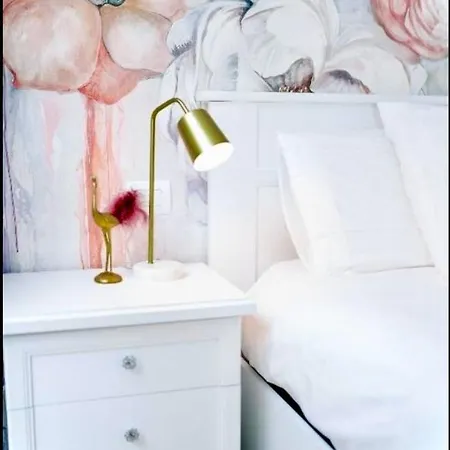 Lora Como Residence,Roses Suite 2, Free Private Parking, Self Check-In *