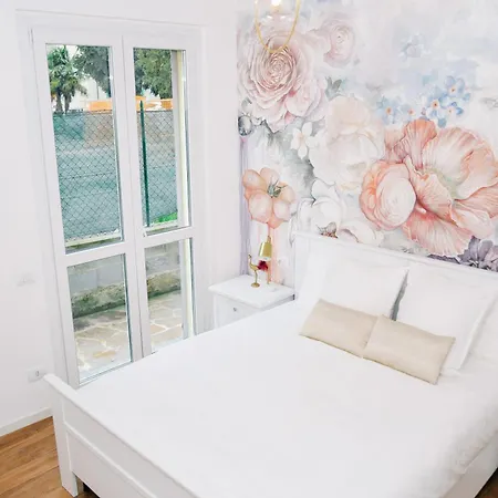 Lora Roses 2, Free Private Parking, Self Check-in * 科莫